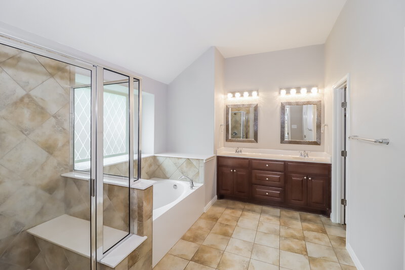 2,940/Mo, 120 Turvey Cv Hutto, TX 78634 Main Bathroom View