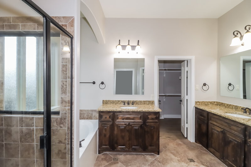 2,135/Mo, 116 Buescher Cv Hutto, TX 78634 Main Bathroom View