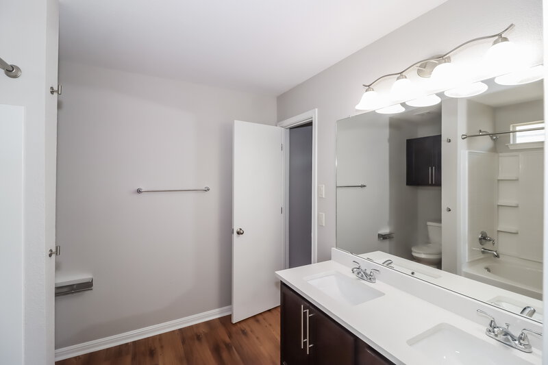 2,380/Mo, 223 Rock Hound Ln Liberty Hill, TX 78642 Main Bathroom View