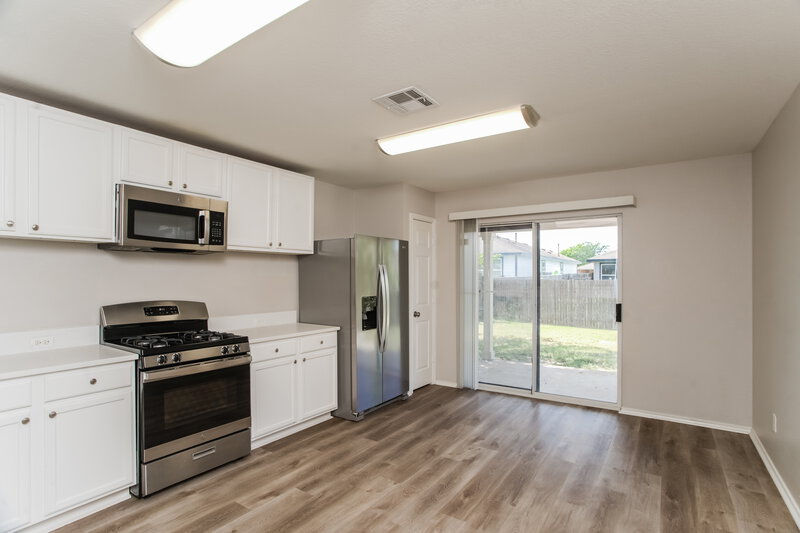 1,800/Mo, 117 Mood Lake Dr Kyle, TX 78640 Kitchen View 2