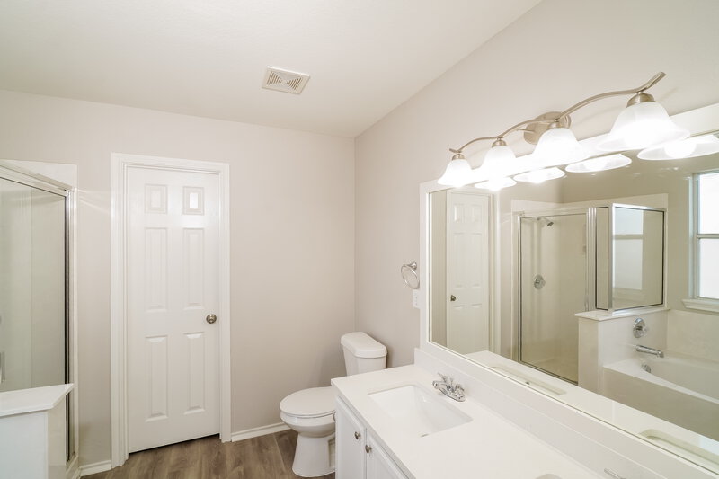 2,295/Mo, 117 Mood Lake Dr Kyle, TX 78640 Main Bathroom View