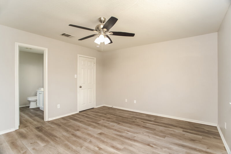 1,800/Mo, 117 Mood Lake Dr Kyle, TX 78640 Main Bedroom View 2