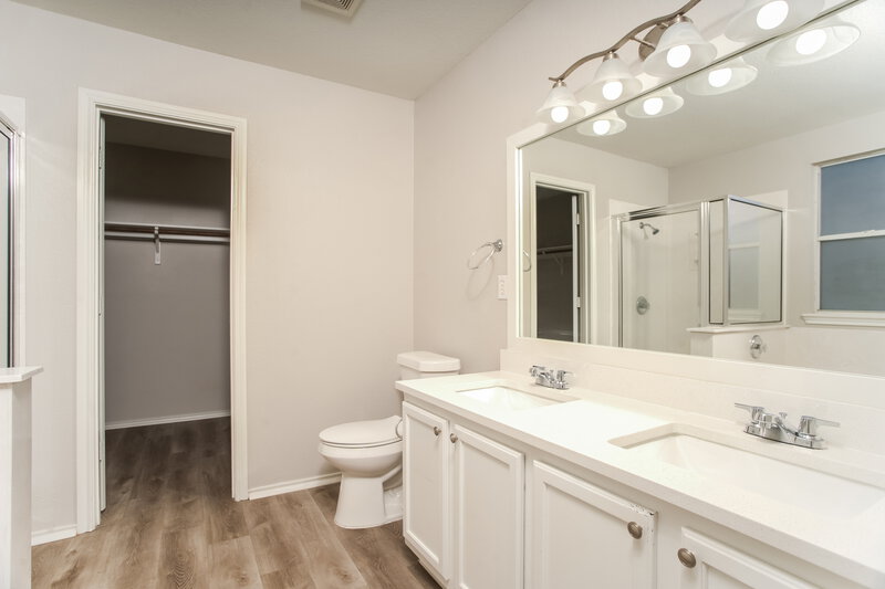 1,800/Mo, 117 Mood Lake Dr Kyle, TX 78640 Main Bathroom View