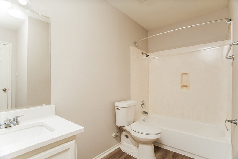 1,800/Mo, 117 Mood Lake Dr Kyle, TX 78640 Bathroom View