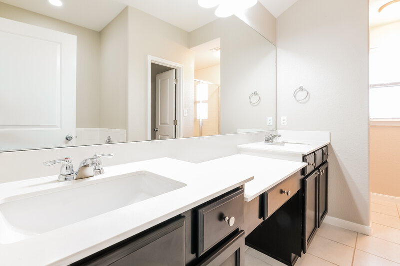 2,750/Mo, 312 Landing Ln Leander, TX 78641 Main Bathroom View