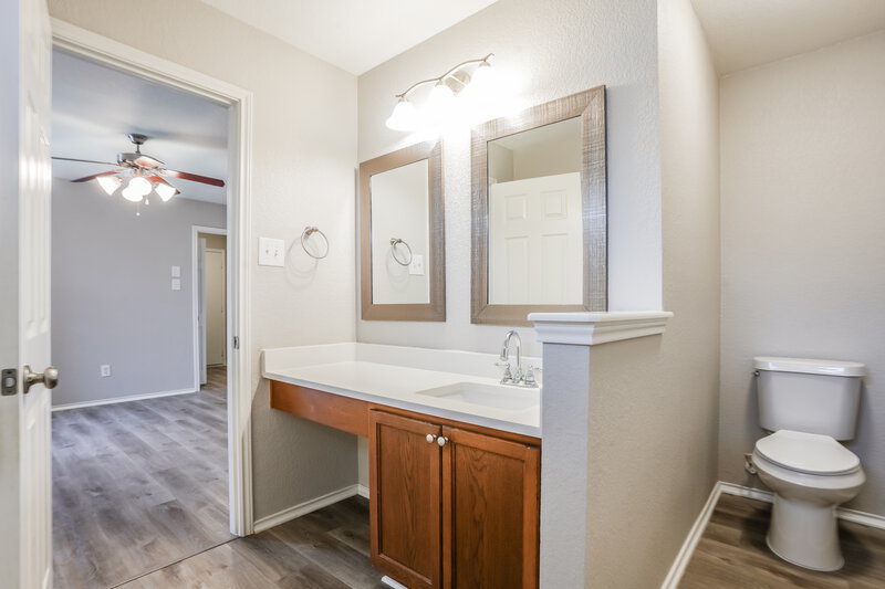 1,970/Mo, 105 Altamont St Hutto, TX 78634 Main Bathroom View 2