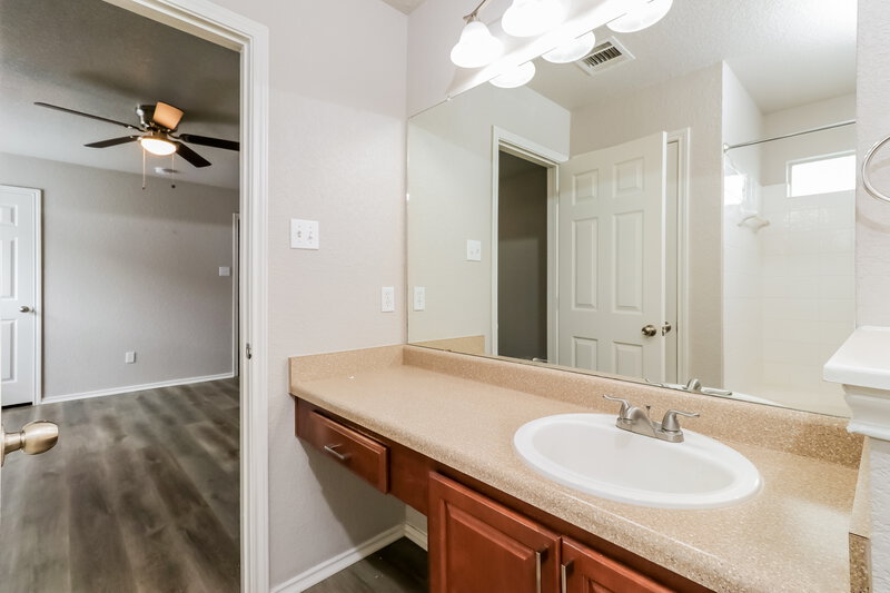 2,520/Mo, 331 Altamont St Hutto, TX 78634 Main Bathroom View