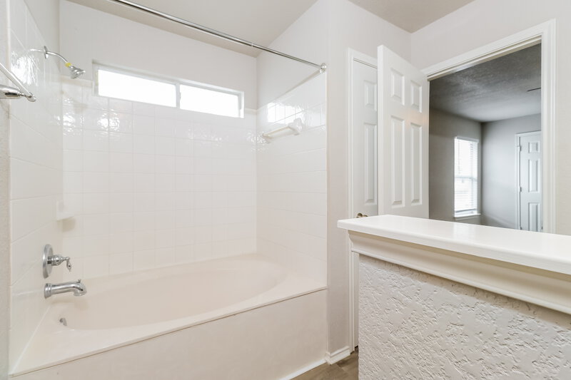 2,520/Mo, 331 Altamont St Hutto, TX 78634 Main Bathroom View 2