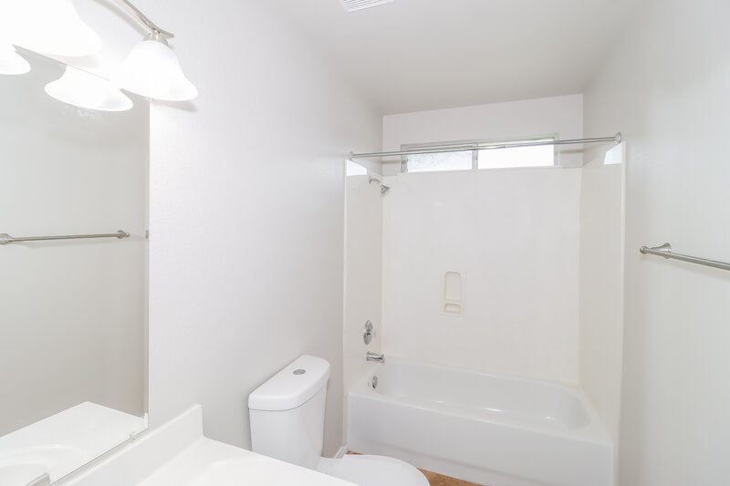 1,825/Mo, 102 Creek Ledge Dr Hutto, TX 78634 Main Bathroom View