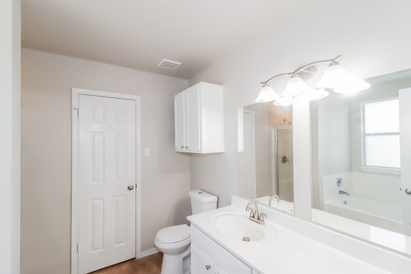 1,825/Mo, 102 Creek Ledge Dr Hutto, TX 78634 Bathroom View