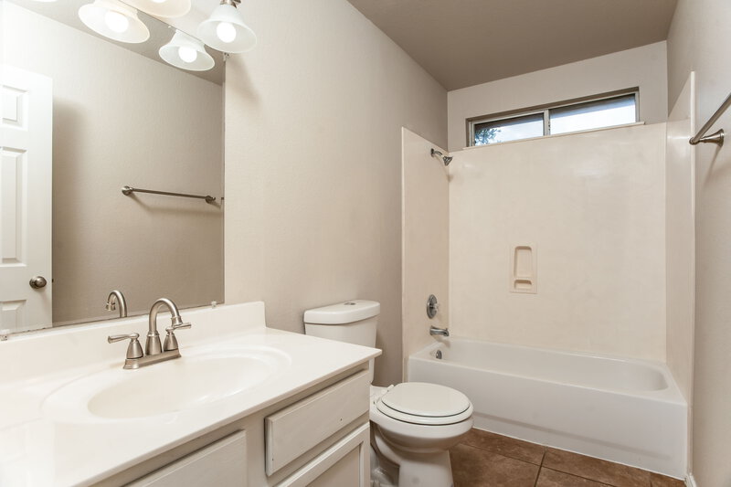 1,760/Mo, 102 Creek Ledge Dr Hutto, TX 78634 Bathroom View
