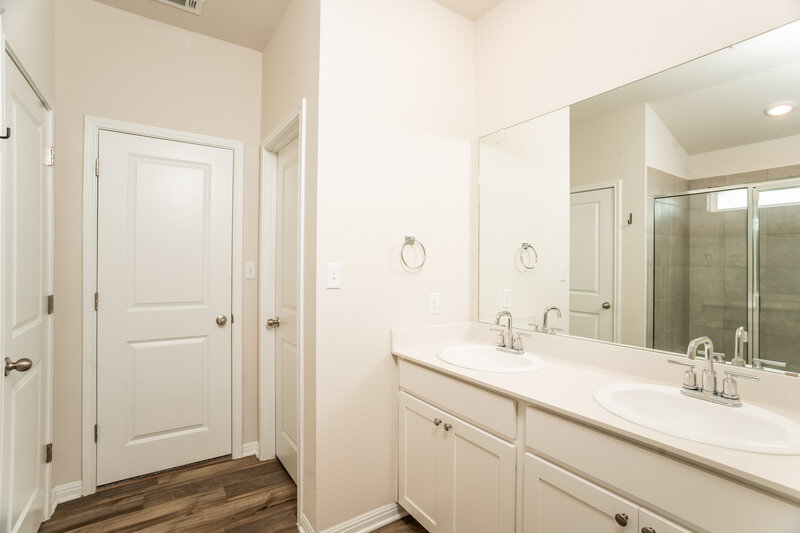 2,080/Mo, 119 Oakdale Meadows Ln Hutto, TX 78634 Main Bathroom View