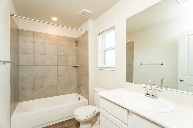 2,080/Mo, 119 Oakdale Meadows Ln Hutto, TX 78634 Bathroom View 2