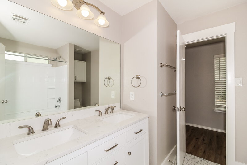 1,780/Mo, 1021 Shadow Creek Blvd Buda, TX 78610 Main Bathroom View