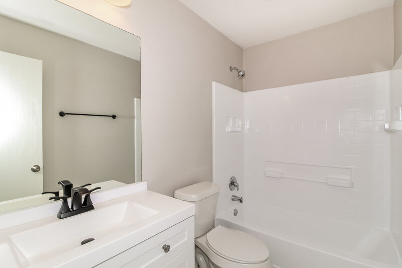 1,780/Mo, 1021 Shadow Creek Blvd Buda, TX 78610 Bathroom View 2