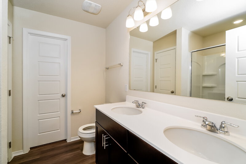 2,800/Mo, 293 Cobb Branch Dr Maxwell, TX 78656 Main Bathroom View