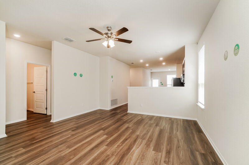 1,610/Mo, 207 Ellwood Rd Maxwell, TX 78656 Living Room View 3