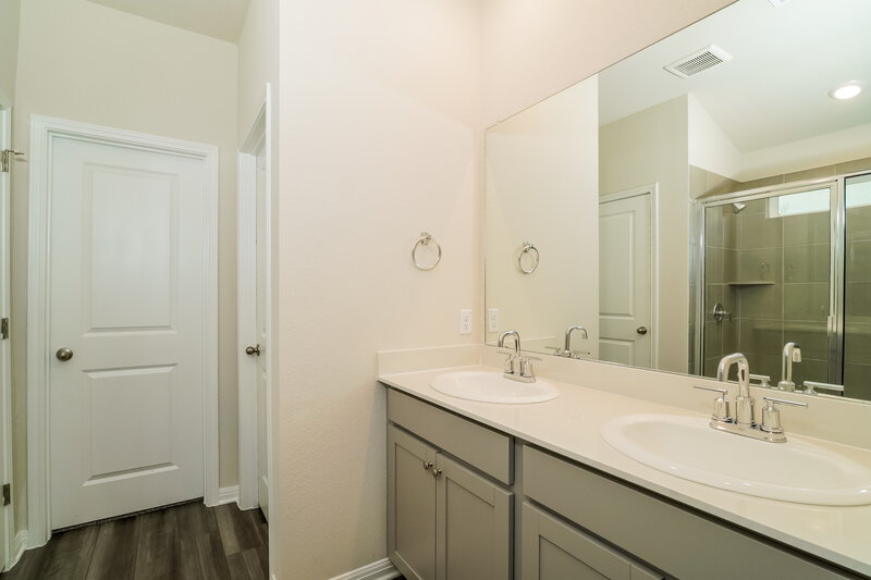 2,150/Mo, 2800 Turpin Trl Round Rock, TX 78665 Main Bathroom View