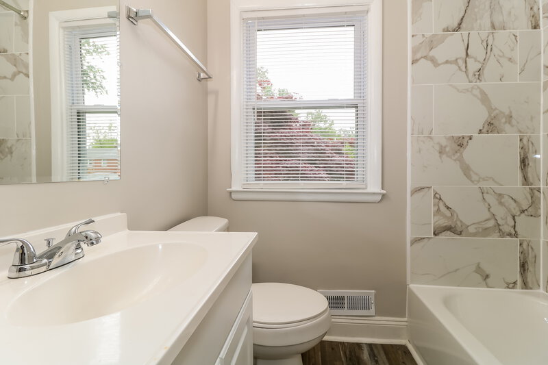0/Mo, 803 Reverdy Rd Baltimore, MD 21212 Main Bathroom View