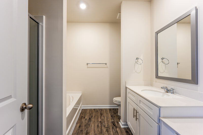 1,705/Mo, 4524 Morgan Dr Pinson, AL 35126 Main Bathroom View