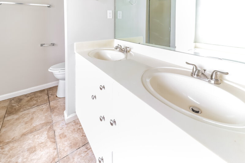 1,700/Mo, 708 Waterford Ln Calera, AL 35040 Main Bathroom View