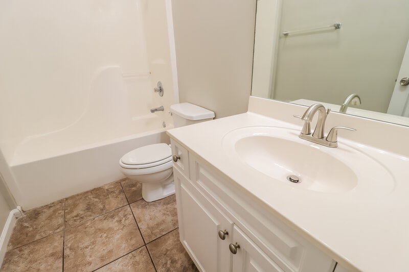 1,700/Mo, 708 Waterford Ln Calera, AL 35040 Bathroom View