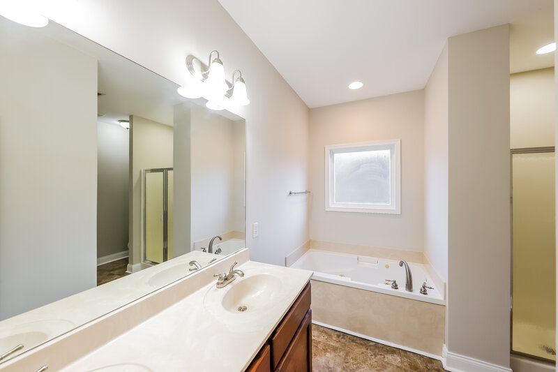 1,540/Mo, 4326 Canterbury St Mount Olive, AL 35117 Main Bathroom View