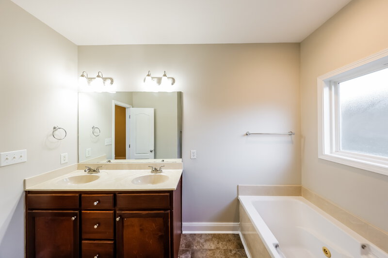 1,540/Mo, 4326 Canterbury St Mount Olive, AL 35117 Bathroom View