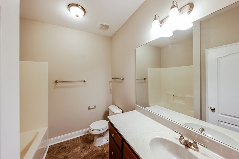 1,540/Mo, 4326 Canterbury St Mount Olive, AL 35117 Bathroom View 2