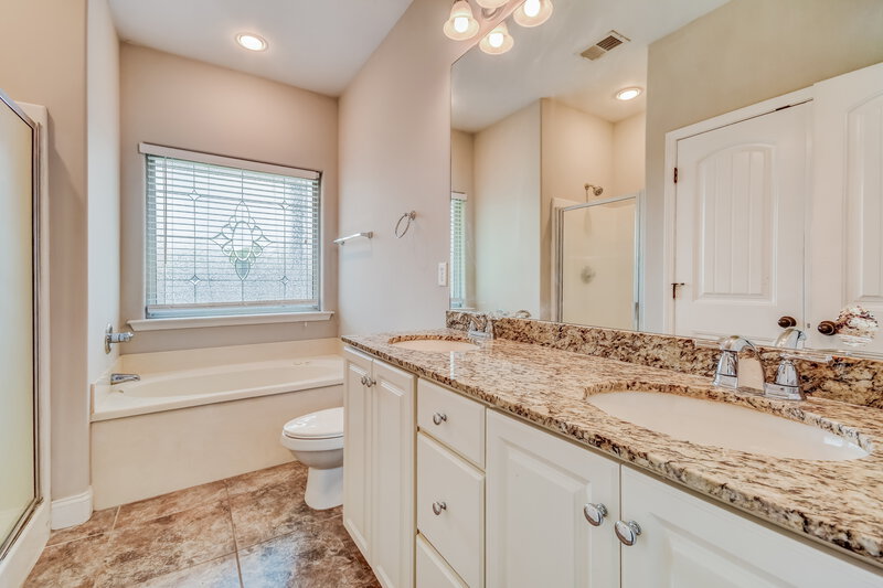 2,575/Mo, 137 Love Ln Sterrett, AL 35147 Main Bathroom View