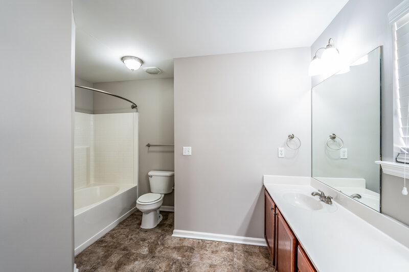 1,565/Mo, 4208 Fieldstone Way Birmingham, AL 35215 Main Bathroom View