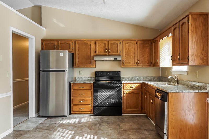 1,595/Mo, 5811 Willow Crest Dr Pinson, AL 35126 Kitchen View 2