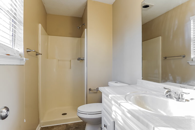 1,595/Mo, 5811 Willow Crest Dr Pinson, AL 35126 Main Bathroom View