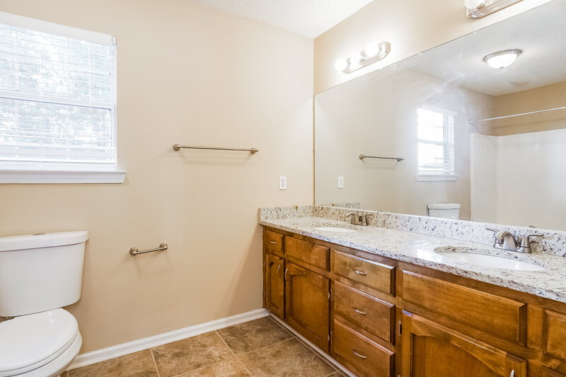 1,675/Mo, 1812 Molly Ln Birmingham, AL 35235 Main Bathroom View