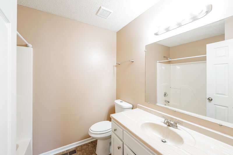1,525/Mo, 9664 Silley Dean Rd Pinson, AL 35126 Main Bathroom View