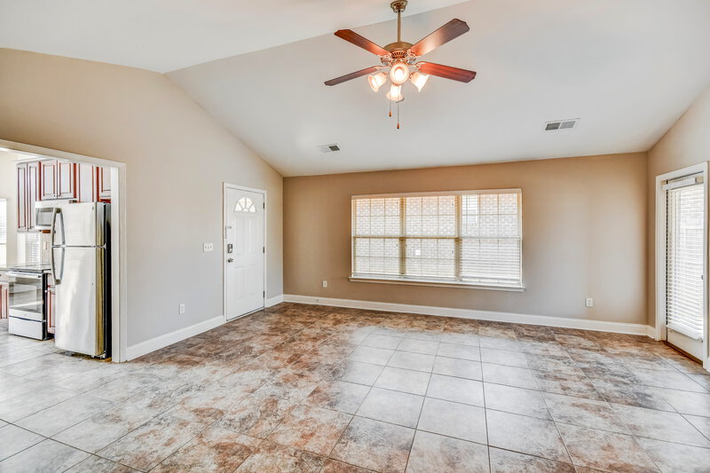 1,640/Mo, 2067 Edgewood Dr Moody, AL 35004 Living Room View 2