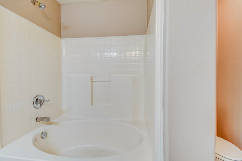 1,640/Mo, 2067 Edgewood Dr Moody, AL 35004 Main Bathroom View