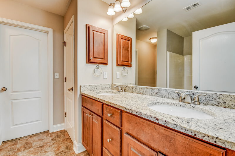1,640/Mo, 2067 Edgewood Dr Moody, AL 35004 Main Bathroom View 2