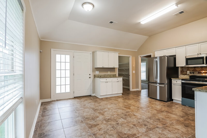 1,810/Mo, 1061 Village Trail Calera, AL 35040 Kitchen View