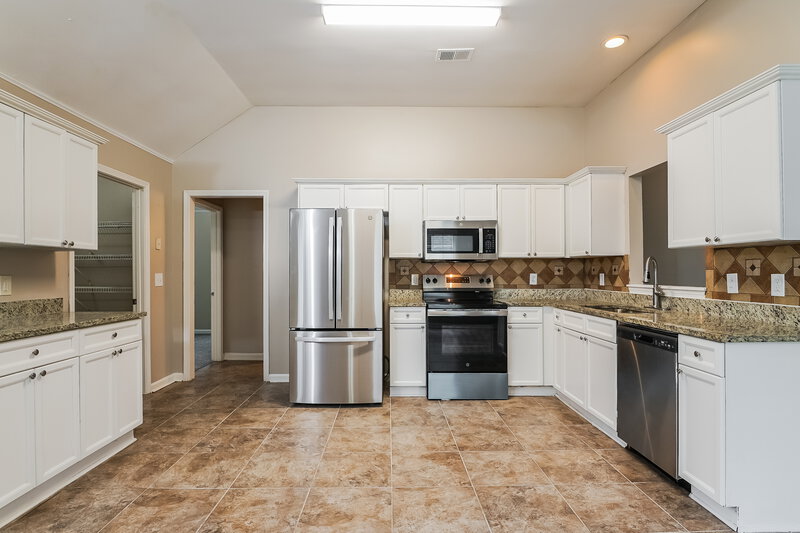 1,810/Mo, 1061 Village Trail Calera, AL 35040 Kitchen View 2