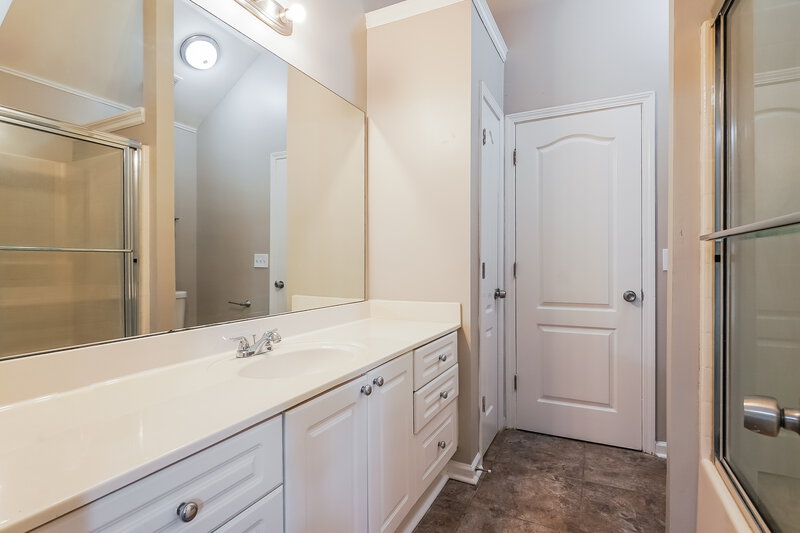 1,810/Mo, 1061 Village Trail Calera, AL 35040 Main Bathroom View
