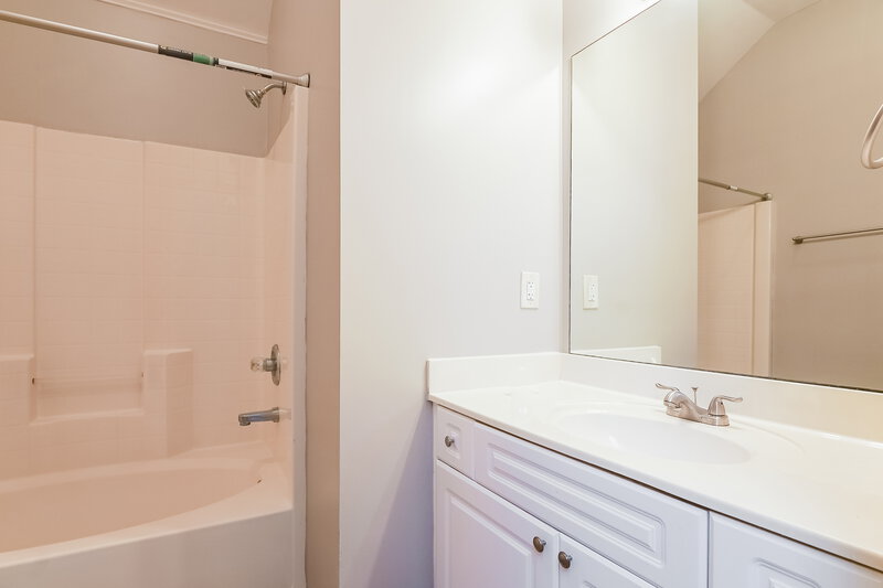 1,810/Mo, 1061 Village Trail Calera, AL 35040 Bathroom View