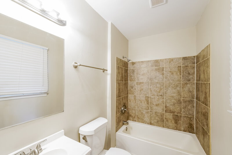 1,390/Mo, 120 Von Dale Dr Birmingham, AL 35215 Main Bathroom View