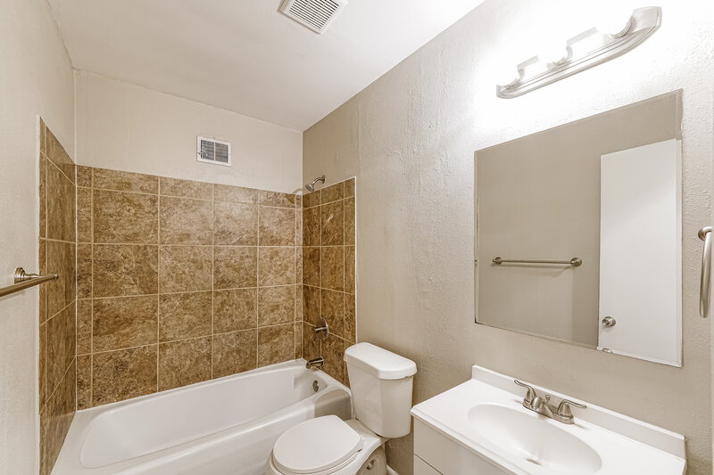 1,410/Mo, 120 Von Dale Dr Birmingham, AL 35215 Main Bathroom View