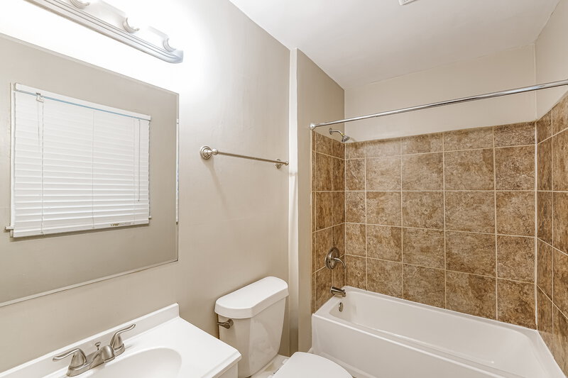 1,410/Mo, 120 Von Dale Dr Birmingham, AL 35215 Bathroom View