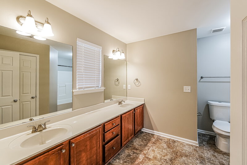 1,455/Mo, 4225 Willow Brook Circle Birmingham, AL 35215 Main Bathroom View