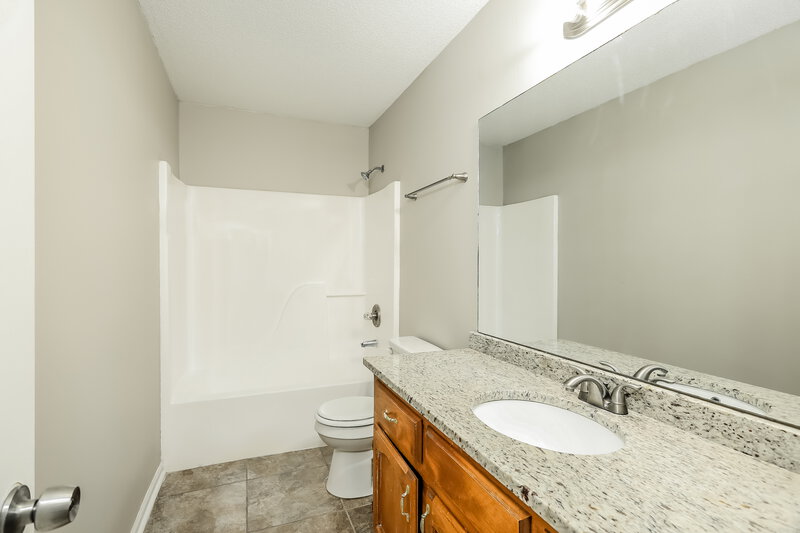 1,285/Mo, 5034 Pebble Ln Birmingham, AL 35235 Bathroom View