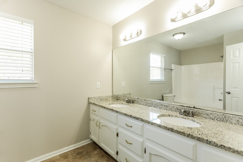 1,285/Mo, 5034 Pebble Ln Birmingham, AL 35235 Bathroom View 2