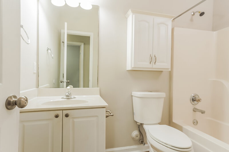 1,760/Mo, 5741 Marchester Circle Pinson, AL 35126 Bathroom View
