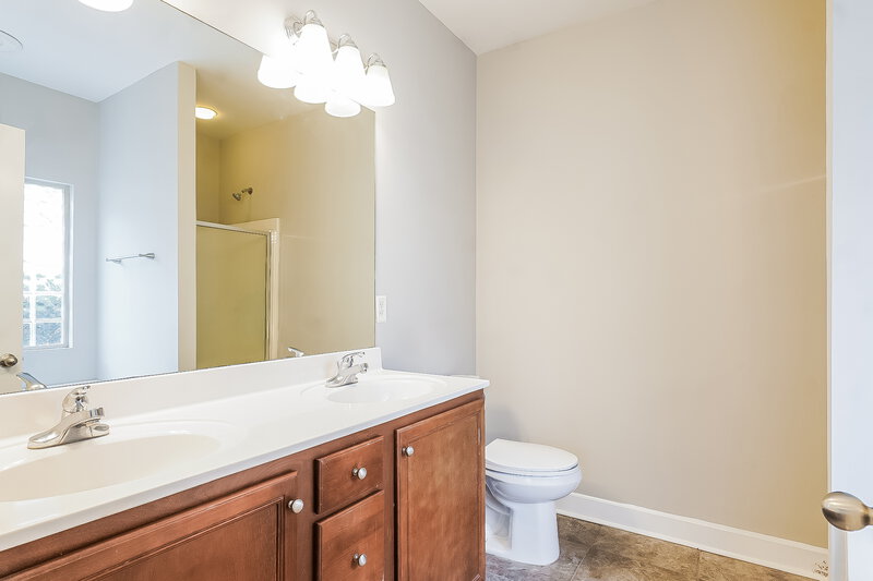 1,710/Mo, 626 Waterford Ln Calera, AL 35040 Main Bathroom View